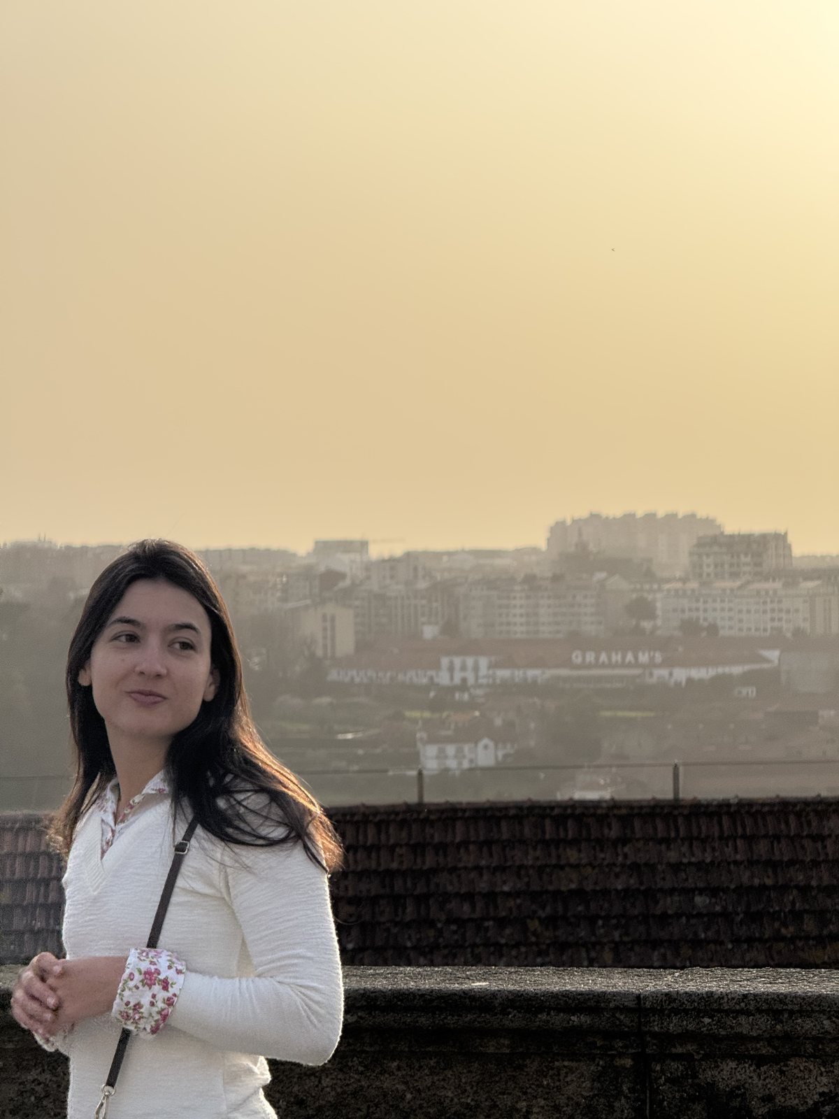 Jordana Passos em um mirante no Porto, Portugal